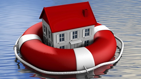 Illustratie van wit huis met rood dak dat in een rood-witte zwemband op het water drijft